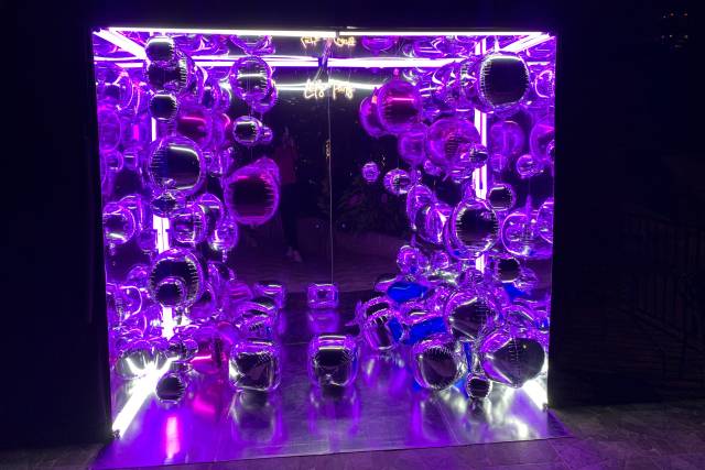 Cabina de espejos para fotos