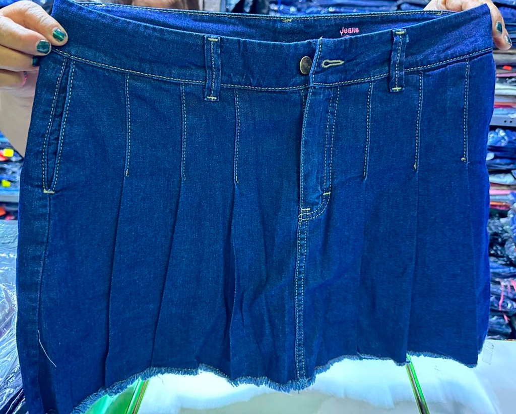 Falda short pliegue contorno