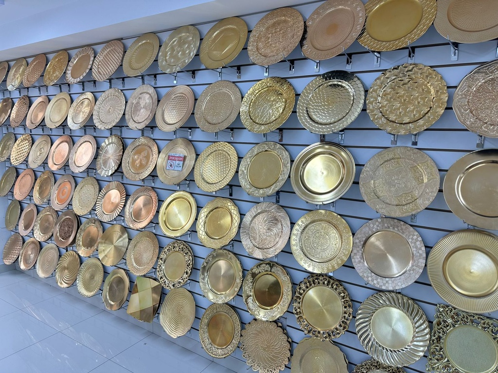 Platos dorados para eventos y decoraciones