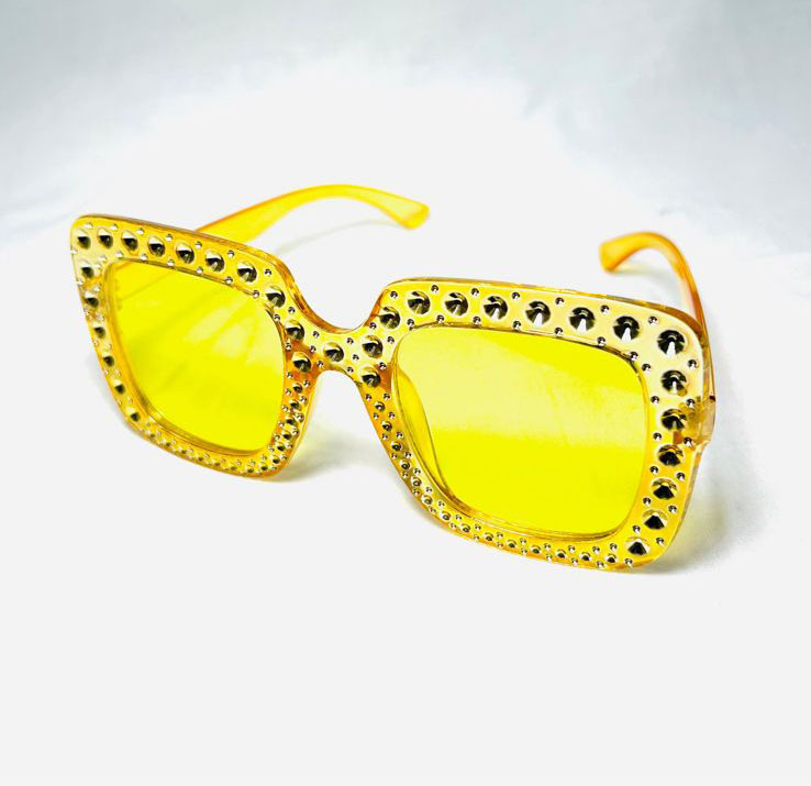 Lentes amarillos de fin de año