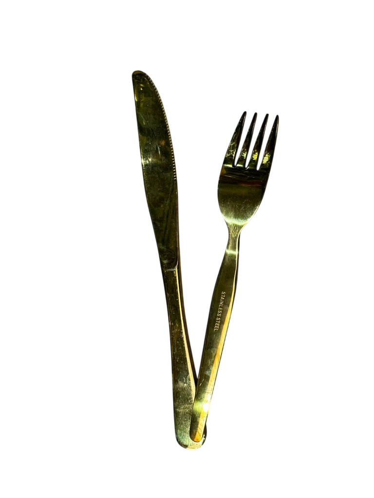 Tenedores y cuchillos dorados para decoraciones de eventos